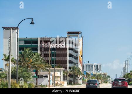 Hollywood, USA - 8 luglio 2021: Città della Florida nella contea di Broward con parcheggio parcheggio garage edificio segno da strada strada con auto a traffico in estate di Foto Stock