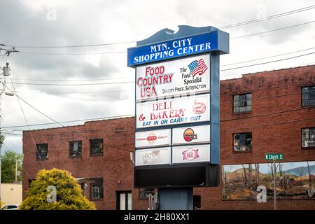 Mountain City, Stati Uniti d'America - 16 novembre 2021: Centro commerciale segno in Johnson County Tennessee stazione sciistica città città con ristoranti negozi piccolo Foto Stock