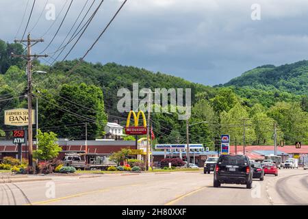Mountain City, Stati Uniti d'America - 16 novembre 2021: Strada principale nella contea di Johnson Tennessee località sciistica città con McDonald's fast food negozi Foto Stock