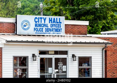 Mountain City, USA - 16 novembre 2021: City Hall Municipal Office for poliice Department forze dell'ordine in Johnson County Tennessee ski resort città c Foto Stock