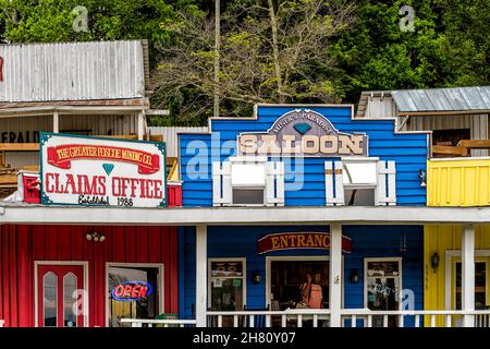 Banner Elk, Stati Uniti d'America - 16 novembre 2021: North Carolina centro città con segno per la grande Foscoe azienda mineraria negozio vendere gioielli gemme e Miner Foto Stock