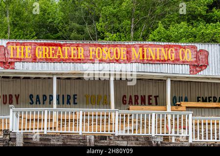Banner Elk, Stati Uniti d'America - 16 novembre 2021: North Carolina centro città con segno per la grande Foscoe Mining azienda negozio negozio vendere gioielli gemma Foto Stock