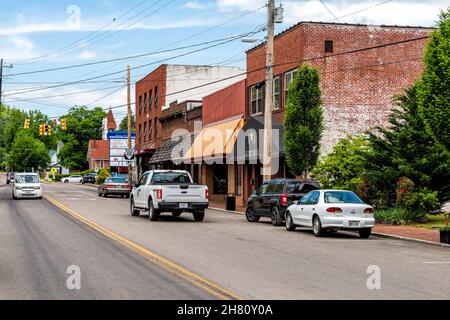 Mountain City, USA - 16 novembre 2021: Strada principale nella contea di Johnson Tennessee località sciistica città con ristoranti negozi con mattoni rossi Foto Stock