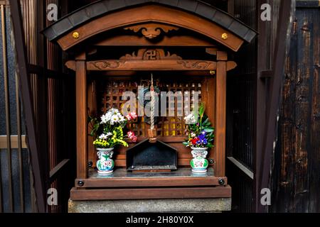 Kyoto Giappone - 9 aprile 2019: Piccolo tempio o shinto santuario preghiera altare a Kyoto quartiere Shimogyo quartiere residenziale con fiori all'altare e piselli Foto Stock