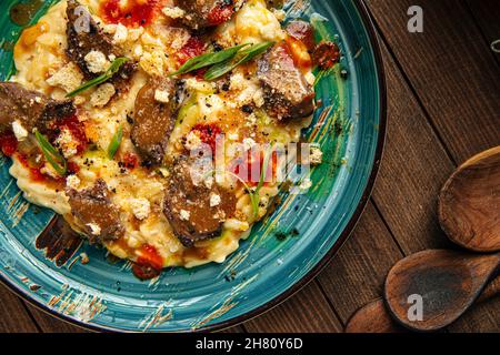 Guance di vitello gourmet con pasta di orzo Foto Stock