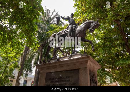 Cartagena de Indias, Colombia - 21 novembre 2010: Statua equestre di bronzo di Simon Bolivar, nel centro storico della città, nel parco Bolivar Foto Stock