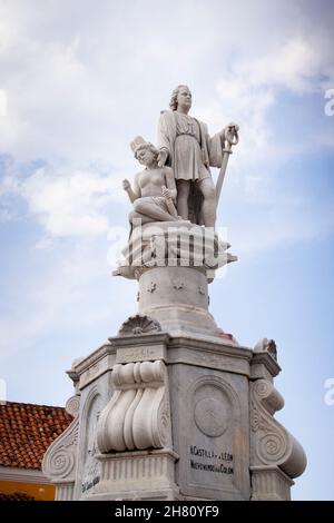 Cartagena de Indias, Colombia - 21 novembre 2010: Statua commemorativa in pietra di Cristoforo Colombo, scopritore d'America, nel centro storico della Foto Stock