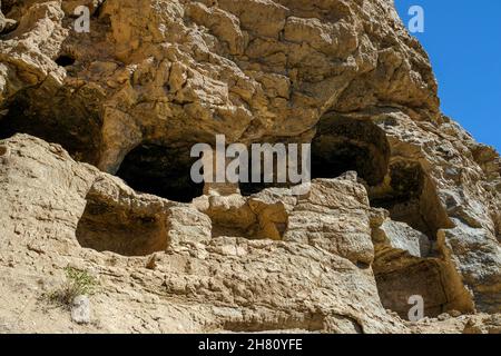 Grotte di roccia di Tödürge; contiene circa 100 grotte create da incisioni nelle rocce nel distretto di Zara di Sivas e utilizzate come abitazioni. Foto Stock