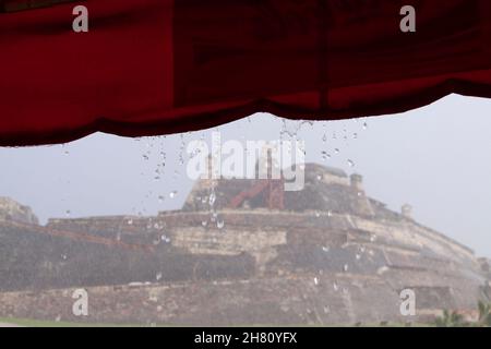 Cartagena de Indias, Colombia - 21 novembre 2010: Una forte tempesta d'acqua e pioggia torrenziale, mentre, sullo sfondo, la silhouette impassiva della c Foto Stock