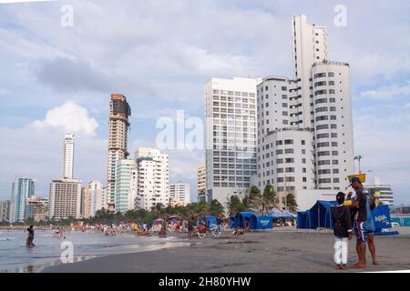 Cartagena de Indias, Colombia - Nov 21 2010: Skyline di edifici e grattacieli in costruzione, paesaggio urbano, vicino alla spiaggia di Bocagrande, su un Foto Stock