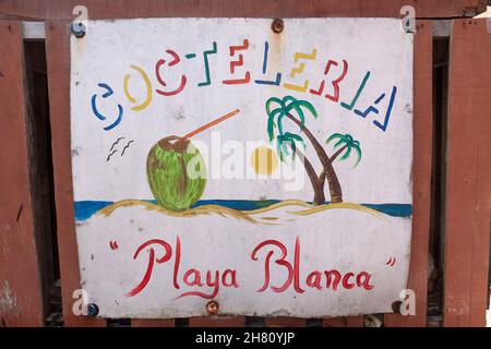 Cartagena de Indias, Colombia - 22 novembre 2010: Poster di un cocktail bar sulla spiaggia di Isla Baru, nei Caraibi colombiani Foto Stock