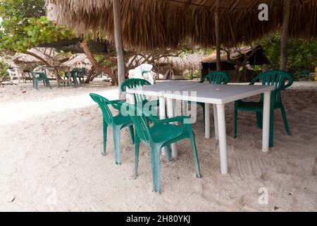 Cartagena de Indias, Colombia - Nov 22, 2010: Tavoli vuoti di turisti in una bancarella di cibo sulla spiaggia di Isla Baru, nei Caraibi colombiani Foto Stock