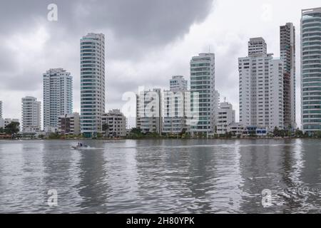 Cartagena de Indias, Colombia - 23 novembre 2010: Skyline dei grattacieli e degli edifici del distretto di Bocagrande in una giornata piena di tempeste Foto Stock