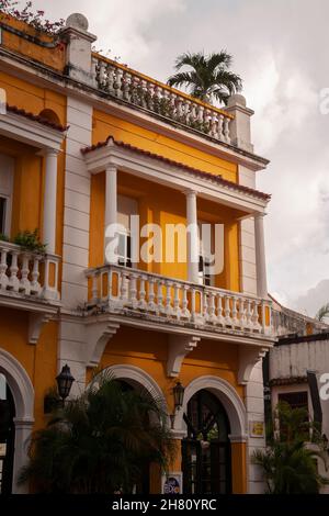 Cartagena de Indias, Colombia - 23 novembre 2010: Le ultime luci del pomeriggio, già fioca, illuminano uno degli edifici coloniali del San Pedro Foto Stock