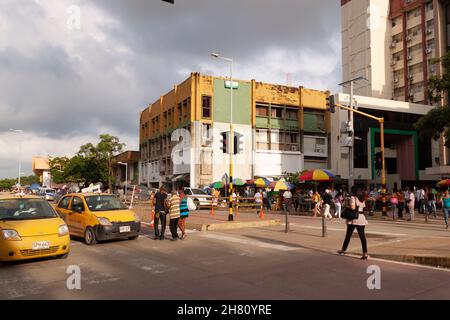 Cartagena de Indias, Colombia - 23 novembre 2010: Strade, traffico, bancarelle che vendono cibo e cose, e il trambusto di persone intorno Avenida Venezuela, sul Foto Stock