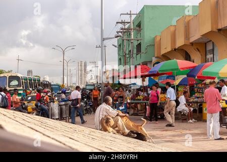 Cartagena de Indias, Colombia - 23 novembre 2010: Strade, traffico, bancarelle che vendono cibo e cose, e il trambusto di persone intorno Avenida Venezuela, sul Foto Stock