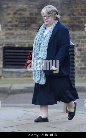 Thérèse Coffey MP - Segretario di Stato per il lavoro e le pensioni - a Downing Street, novembre 2021 Foto Stock