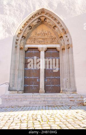 Ingresso principale della Chiesa di San Salvatore a Nordlingen, Baviera, Germania Foto Stock