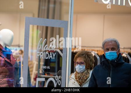 Rieti, Italia. 26 novembre 2021. La ''tradizione'' del Venerdì Nero, che di solito cade l'ultimo Venerdì di Novembre, ha portato molti italiani a fare acquisti prima delle festività natalizie e delle vendite di fine stagione, che in Lazio cominceranno il 5 gennaio. Caccia per la migliore offerta, soprattutto sul gigante multinazionale Amazzonia ma anche in piccoli centri commerciali provinciali, come Rieti. (Credit Image: © Riccardo Fabi/Pacific Press via ZUMA Press Wire) Credit: ZUMA Press, Inc./Alamy Live News Foto Stock