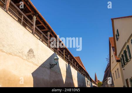 Nördlingen è una città della Baviera, in Germania. Il suo centro storico è circondato da mura medievali ben conservate con torri e sentieri coperti. Foto Stock