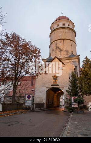 Nördlingen è una città della Baviera, in Germania. Il suo centro storico è circondato da mura medievali ben conservate con torri e sentieri coperti. Foto Stock