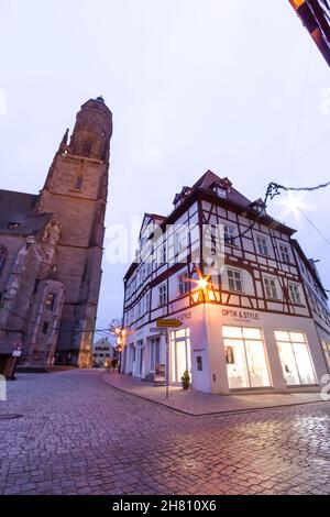 Nördlingen è una città della Baviera, in Germania. Il suo centro storico è circondato da mura medievali ben conservate con torri e sentieri coperti. Foto Stock