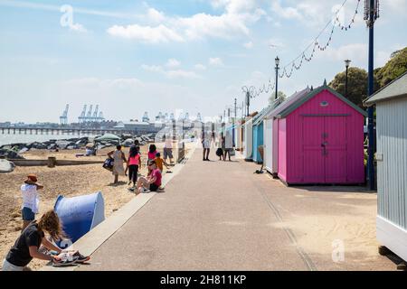 Felixstowe Suffolk UK Giugno 03 2021: Popolare destinazione balneare, Felixstowe spiaggia nel mezzo di un'onda calda estate nel Regno Unito Foto Stock