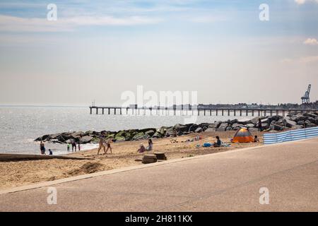 Felixstowe Suffolk UK Giugno 03 2021:Felixstowe Suffolk UK Giugno 03 2021: Popolare destinazione balneare, Felixstowe spiaggia nel mezzo di un caldo estate Foto Stock