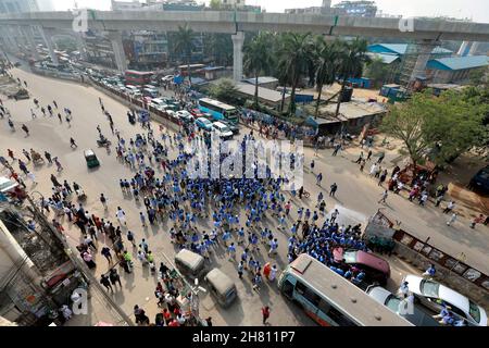 Dhaka, Bangladesh - 25 novembre 2021: Centinaia di studenti che si sono dimostrati a Farmgate a Dhaka chiedendo giustizia allo studente Nayeem Hasan morto af Foto Stock