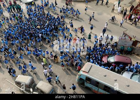 Dhaka, Bangladesh - 25 novembre 2021: Centinaia di studenti che si sono dimostrati a Farmgate a Dhaka chiedendo giustizia allo studente Nayeem Hasan morto af Foto Stock