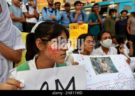 Dhaka, Bangladesh - 25 novembre 2021: Centinaia di studenti che si sono dimostrati a Farmgate a Dhaka chiedendo giustizia allo studente Nayeem Hasan morto af Foto Stock