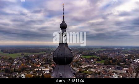 Belgio, Hoogstraten, 11 novembre 2021, Foto aerea del drone della chiesa tardo gotica di Saint-Katharina, la terza chiesa più alta del Belgio, uno degli edifici in mattoni più alti del mondo. Foto di alta qualità Foto Stock