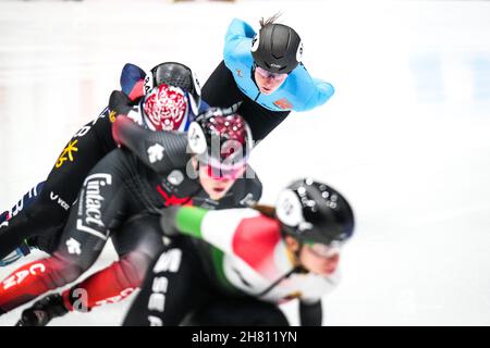 Dordrecht, Paesi Bassi. NOVEMBRE 26: Alexandra Danneel del Belgio in competizione durante la Coppa del mondo ISU Short Track Speed Skating Dordrecht a Optisport Sportboulevard il 26 novembre 2021 a Dordrecht, Paesi Bassi (Foto di Douwe Bijlsma/Orange Pictures) credito: Orange Pics BV/Alamy Live News credito: Orange Pics BV/Alamy Live News Foto Stock