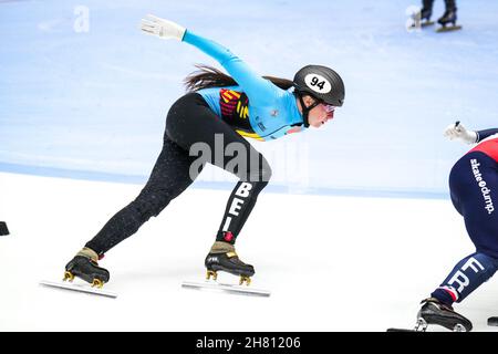 Dordrecht, Paesi Bassi. NOVEMBRE 26: Alexandra Danneel del Belgio in competizione durante la Coppa del mondo ISU Short Track Speed Skating Dordrecht a Optisport Sportboulevard il 26 novembre 2021 a Dordrecht, Paesi Bassi (Foto di Douwe Bijlsma/Orange Pictures) credito: Orange Pics BV/Alamy Live News credito: Orange Pics BV/Alamy Live News Foto Stock