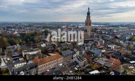 Belgio, Hoogstraten, 11 novembre 2021, Foto aerea del drone della chiesa tardo gotica di Saint-Katharina, la terza chiesa più alta del Belgio, uno degli edifici in mattoni più alti del mondo. Foto di alta qualità Foto Stock