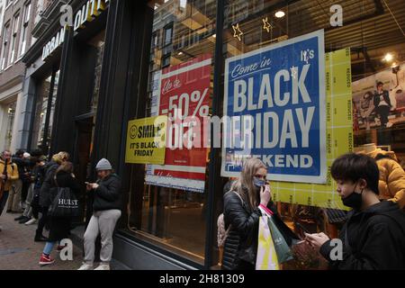 Amsterdam, Paesi Bassi. 26 novembre 2021. Gli acquirenti si trovano in via Kalverstraat durante il "Black Friday", in mezzo alla pandemia del coronavirus il 26 novembre 2021 nel centro di Amsterdam, nei Paesi Bassi. Il governo olandese annuncia oggi alle 19:00 durante una conferenza stampa nuove misure per frenare le recenti infezioni in aumento. (Foto di Paulo Amorim/Sipa USA) Credit: Sipa USA/Alamy Live News Credit: Sipa USA/Alamy Live News Foto Stock