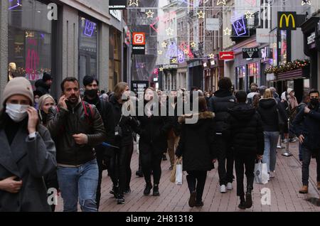 Amsterdam, Paesi Bassi. 26 novembre 2021. Gli acquirenti attraversano Kalverstraat Street durante il "Black Friday", in mezzo alla pandemia del coronavirus, il 26 novembre 2021 nel centro di Amsterdam, nei Paesi Bassi. Il governo olandese annuncia oggi alle 19:00, durante una conferenza stampa, nuove misure per frenare le recenti infezioni in aumento. (Foto di Paulo Amorim/Sipa USA) Credit: Sipa USA/Alamy Live News Credit: Sipa USA/Alamy Live News Foto Stock