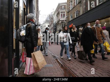 Amsterdam, Paesi Bassi. 26 novembre 2021. Gli acquirenti attraversano Kalverstraat Street durante il "Black Friday", in mezzo alla pandemia del coronavirus, il 26 novembre 2021 nel centro di Amsterdam, nei Paesi Bassi. Il governo olandese annuncia oggi alle 19:00, durante una conferenza stampa, nuove misure per frenare le recenti infezioni in aumento. (Foto di Paulo Amorim/Sipa USA) Credit: Sipa USA/Alamy Live News Credit: Sipa USA/Alamy Live News Foto Stock