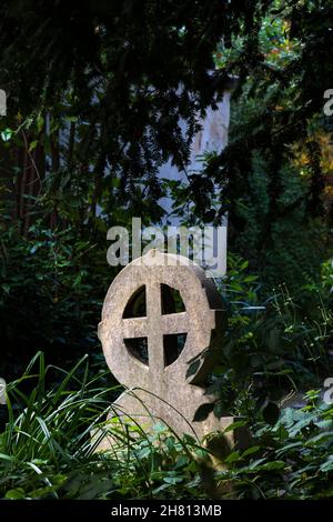 Cima della tomba St Edward King & Martyr C of e Church cimitero Cambridge Cambridgeshire 2021 Foto Stock