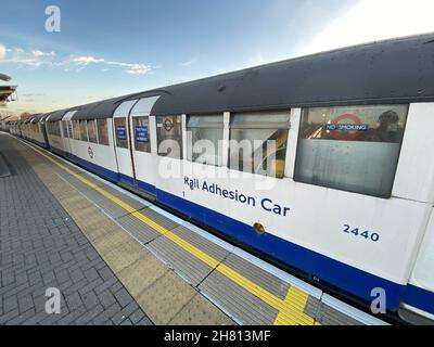 Un treno di adesione ferroviario che corre sulla linea centrale della metropolitana di Londra, vicino a Ruislip Gardens. Il treno eroga un materiale adesivo sulle rotaie per aiutare le ruote dei treni tubi a afferrare la pista durante i periodi di caduta delle foglie. Data immagine: Giovedì 25 novembre 2021. Foto Stock