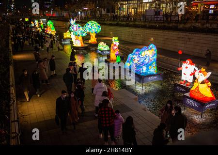 Seul, Corea del Sud. 26 novembre 2021. La gente visita il Festival delle Lanterne di Seoul 2021 nel centro di Seoul, Corea del Sud, 26 novembre 2021. Credit: Wang Yiliang/Xinhua/Alamy Live News Foto Stock