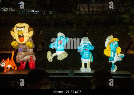 Seul, Corea del Sud. 26 novembre 2021. Lanterne sono esposte durante il Festival delle Lanterne di Seoul 2021 nel centro di Seoul, Corea del Sud, 26 novembre 2021. Credit: Wang Yiliang/Xinhua/Alamy Live News Foto Stock