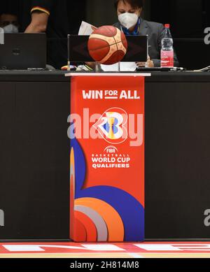 Germania, Nuernberg, KIA Metropol Arena - 25.11.2021 - FIBA Basketball World Cup 2023 European Qualifiers, Group D - Team Germania vs. Team Estonia immagine: FIBA match ball. Foto Stock