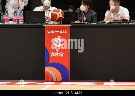 Germania, Nuernberg, KIA Metropol Arena - 25.11.2021 - FIBA Basketball World Cup 2023 European Qualifiers, Group D - Team Germania vs. Team Estonia immagine: FIBA match ball. Foto Stock