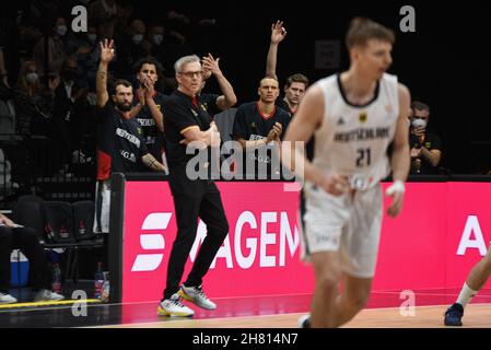 Germania, Nuernberg, KIA Metropol Arena - 25.11.2021 - FIBA Basketball World Cup 2023 European Qualifiers, Gruppo D - Team Germania vs Team Estonia immagine: Team Germania festeggia un 3-puntatore. Foto Stock