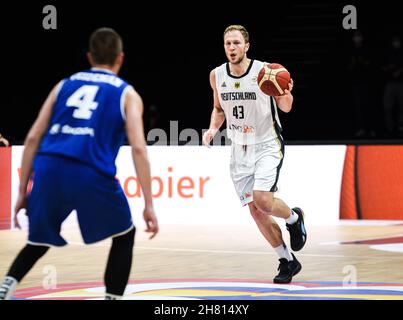 Germania, Nuernberg, KIA Metropol Arena - 25.11.2021 - FIBA Basketball World Cup 2023 European Qualifiers, Group D - Team Germania vs. Team Estonia immagine: Christian Sengfelder (Germania, #43) in azione. Foto Stock