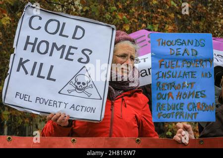 Westminster, Londra, Regno Unito. 26 novembre 2021. Gli attivisti in una manifestazione "la povertà pensionistica uccide", tra cui la National Pensioners Convention (NPC), protestano contro i soggetti intorno alla povertà dei pensionati e alle pensioni a tre blocchi in una marcia da Old Palace Yard a Downing Street a Westminster. Tra i relatori invitati vi sono Lord Prem Sikka e Ruth London from Fuel Poverty Action. Credit: Imagplotter/Alamy Live News Foto Stock