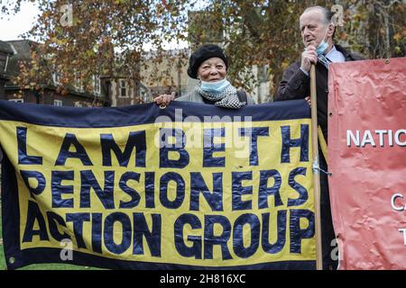 Westminster, Londra, Regno Unito. 26 novembre 2021. Gli attivisti in una manifestazione "la povertà pensionistica uccide", tra cui la National Pensioners Convention (NPC), protestano contro i soggetti intorno alla povertà dei pensionati e alle pensioni a tre blocchi in una marcia da Old Palace Yard a Downing Street a Westminster. Tra i relatori invitati vi sono Lord Prem Sikka e Ruth London from Fuel Poverty Action. Credit: Imagplotter/Alamy Live News Foto Stock