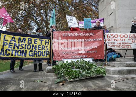 Westminster, Londra, Regno Unito. 26 novembre 2021. Gli attivisti in una manifestazione "la povertà pensionistica uccide", tra cui la National Pensioners Convention (NPC), protestano contro i soggetti intorno alla povertà dei pensionati e alle pensioni a tre blocchi in una marcia da Old Palace Yard a Downing Street a Westminster. Tra i relatori invitati vi sono Lord Prem Sikka e Ruth London from Fuel Poverty Action. Credit: Imagplotter/Alamy Live News Foto Stock