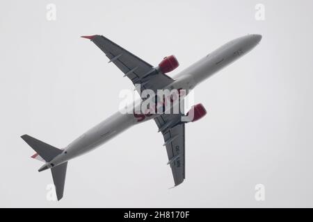 Foto di Embraer ERJ-195 - il jet liner Austrian Airlines decolla durante il tempo nuvoloso Foto Stock